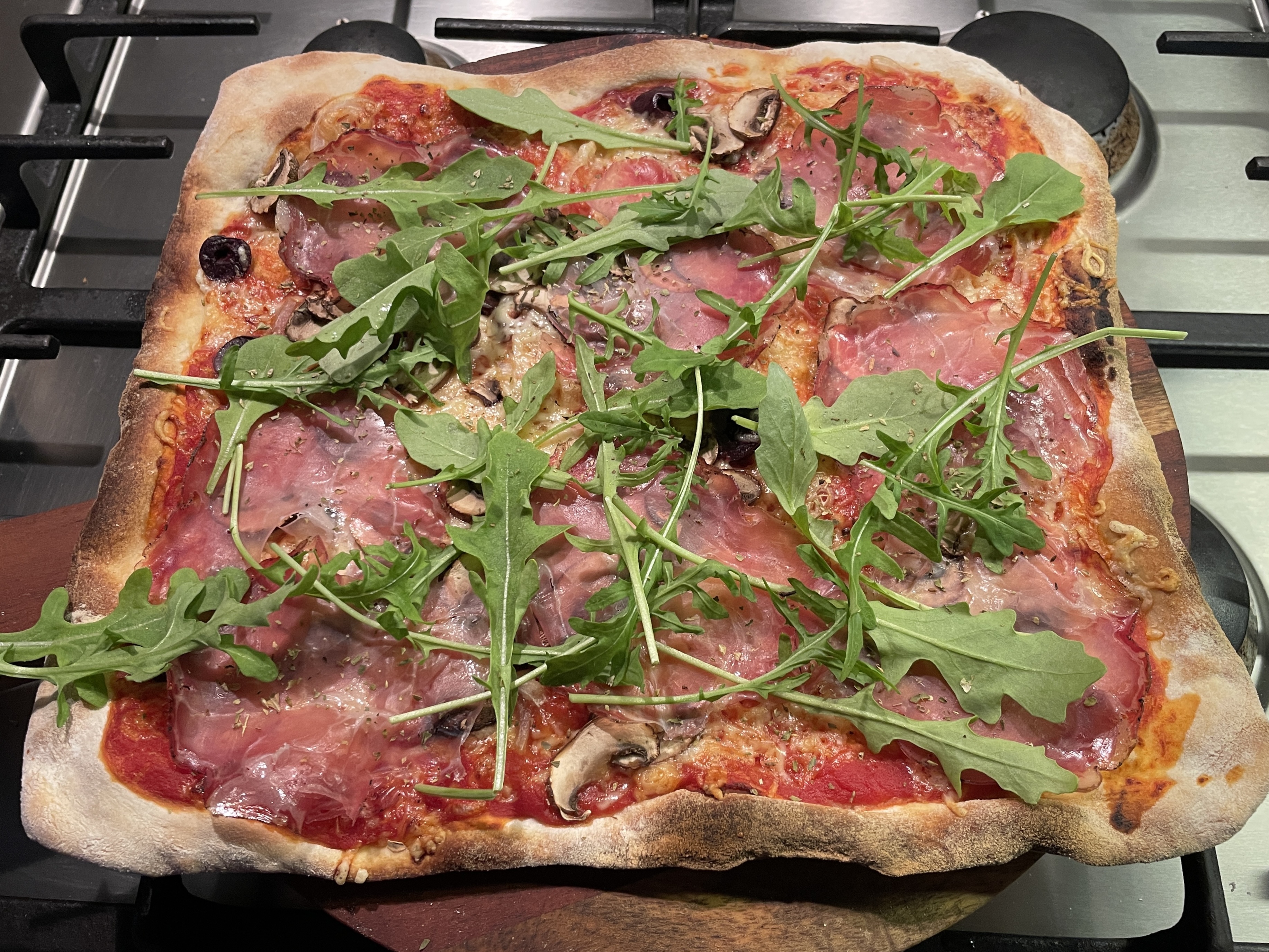 Rustikale Pizza aus dem Steinofen